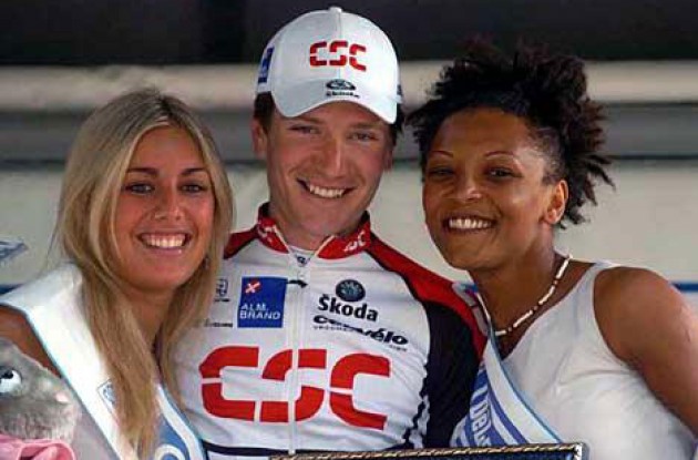 Dave Zabriskie on the podium. Photo copyright Fotoreporter Sirotti. Dave Zabriskie on the podium. Photo copyright Fotoreporter Sirotti.