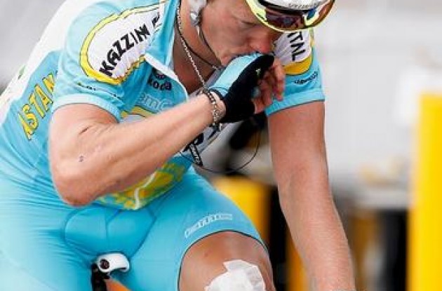 Vinokourov arrives. Photo copyright <A HREF="http://www.photoshelter.com/usr-show?U_ID=U0000yEwV90OAoAE" TARGET="_BLANK">www.BenRossPhotography.com</A>. Vinokourov arrives. Photo copyright <A HREF="http://www.photoshelter.com/usr-show?U_ID=U0000yEwV90OAoAE" TARGET="_BLANK">www.BenRossPhotography.com</A>.