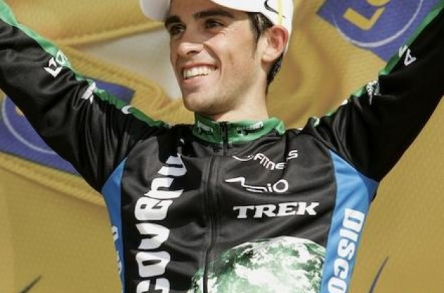 Alberto Contador (Team Discovery Channel) on the podium. Photo copyright <A HREF="http://www.photoshelter.com/usr-show?U_ID=U0000yEwV90OAoAE" TARGET="_BLANK">www.BenRossPhotography.com</A>.