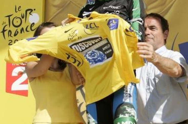 Gimme, gimme, gimme - a yellow jersey - and all the Benjamins that come with it. Photo copyright <A HREF="http://www.photoshelter.com/usr-show?U_ID=U0000yEwV90OAoAE" TARGET="_BLANK">www.BenRossPhotography.com</A>.
