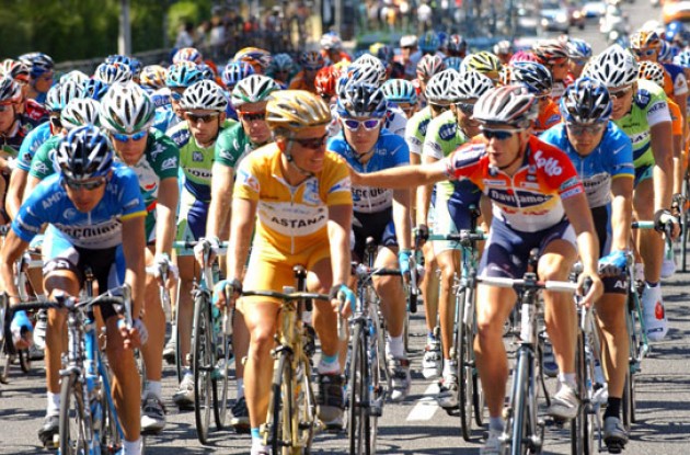 Vinokourov. Photo copyright Roadcycling.com. Vinokourov. Photo copyright Roadcycling.com.