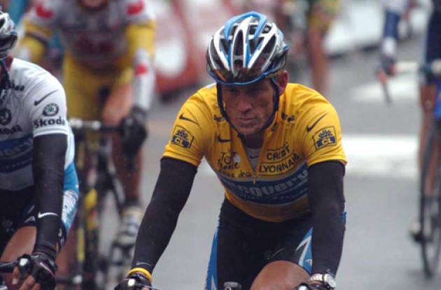 Lance Armstrong at the finish. Photo copyright Fotoreporter Sirotti. Lance Armstrong at the finish. Photo copyright Fotoreporter Sirotti.