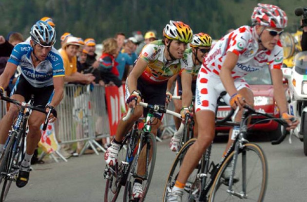 Armstrong never was able to shake the three men who finished in a group with him. Photo copyright Fotoreporter Sirotti.