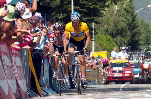 Lance Armstrong and Ivan Basso. Photo copyright Fotoreporter Sirotti. Lance Armstrong and Ivan Basso. Photo copyright Fotoreporter Sirotti.