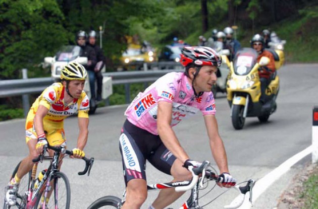 Ivan Basso leads Gilberto Simoni. Photo copyright Fotoreporter Sirotti.