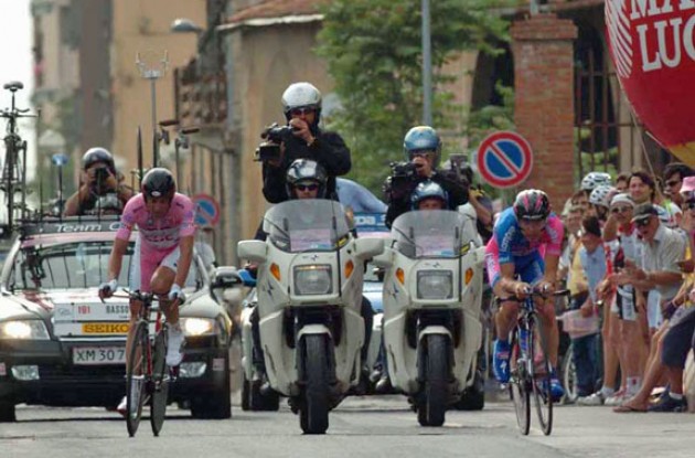 Basso vs. Cunego. Photo copyright Fotoreporter Sirotti. Basso vs. Cunego. Photo copyright Fotoreporter Sirotti.