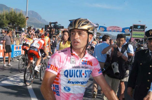 Bettini lost the Maglia Rosa today - but will keep his golden helmet. Photo copyright Fotoreporter Sirotti. Bettini lost the Maglia Rosa today - but will keep his golden helmet. Photo copyright Fotoreporter Sirotti.