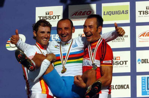 Yiihaaa! Bettini, Zabel and Valverde on the podium in Salzburg, Austria. Photo copyright Fotoreporter Sirotti. Yiihaaa! Bettini, Zabel and Valverde on the podium in Salzburg, Austria. Photo copyright Fotoreporter Sirotti.