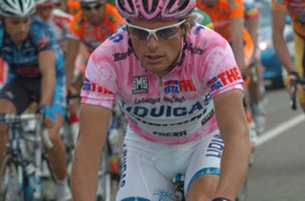 Danilo Di Luca in pink with matching helmet. Photo copyright Fotoreporter Sirotti.