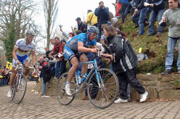 Leif Hoste (Discovery Channel) leads Tom Boonen (Quick Step). Photo copyright Fotoreporter Sirotti.