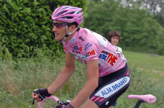 Ivan Basso (Team CSC) looking pretty in pink. Photo copyright Fotoreporter Sirotti. Ivan Basso (Team CSC) looking pretty in pink. Photo copyright Fotoreporter Sirotti.