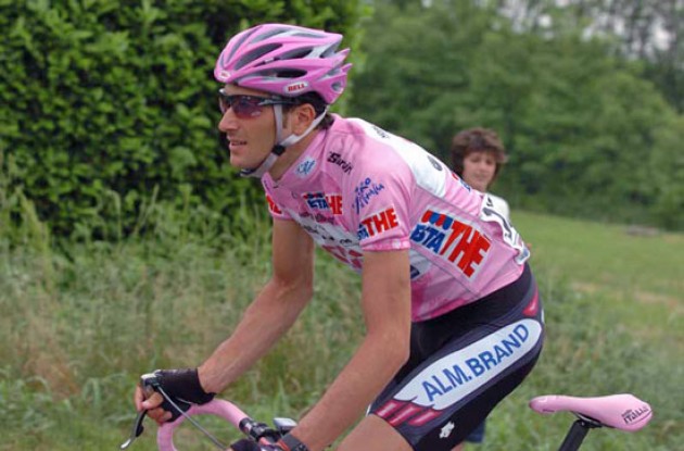 Ivan Basso (Team CSC) looking pretty in pink. Photo copyright Fotoreporter Sirotti.