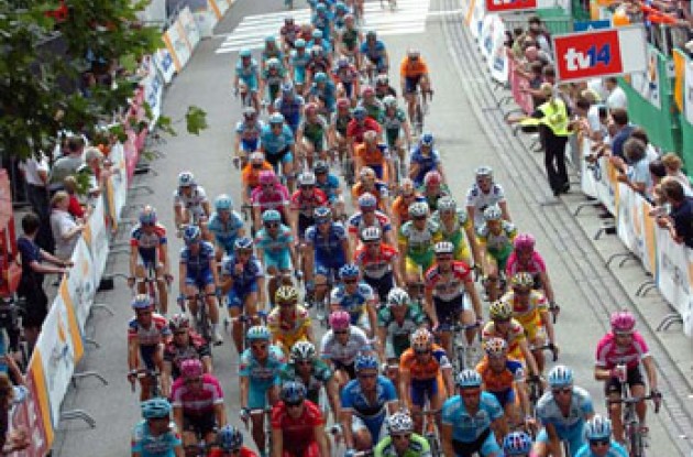 Peloton rolls through Hamburg. Photo copyright Fotoreporter Sirotti. Peloton rolls through Hamburg. Photo copyright Fotoreporter Sirotti.