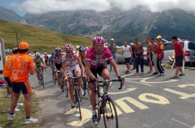Notice T-Mobile secretly increasing the pace then bang, there goes Ullrich! It really was no surprise. Lance, Basso and Rasmussen sticks with them. Photo copyright Fotoreporter Sirotti.