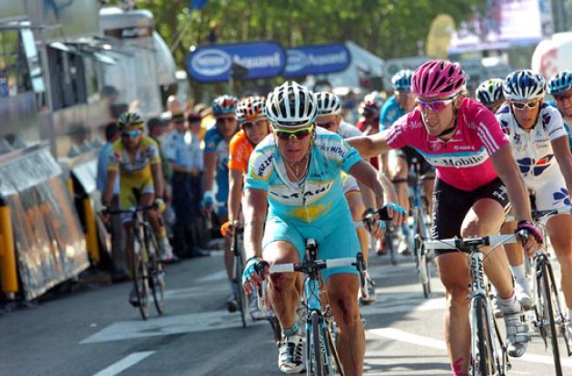 Vinokourov crashed and lost more than a minute. Vinokourov crashed and lost more than a minute.