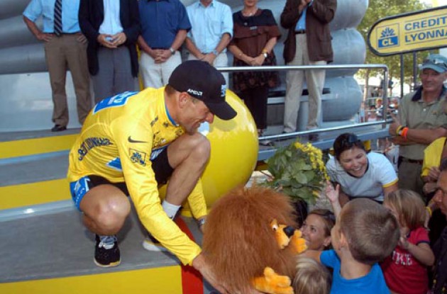 Lance Armstrong. Photo copyright Fotoreporter Sirotti.