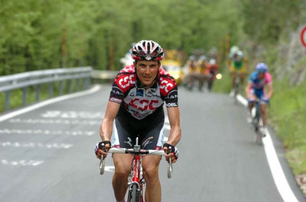 Ivan Basso takes off. Photo copyright Fotoreporter Sirotti.