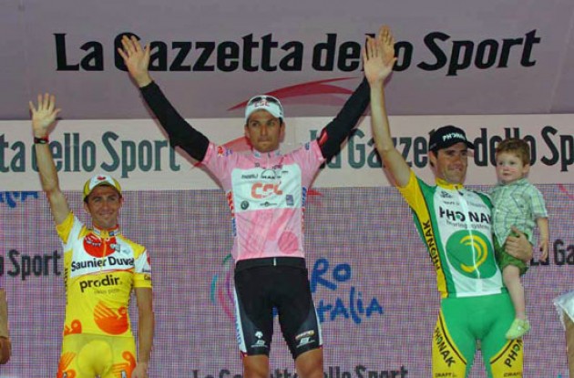 Top 3 on the podium. Basso, Simoni, and Gutierrez. Photo copyright Fotoreporter Sirotti. Top 3 on the podium. Basso, Simoni, and Gutierrez. Photo copyright Fotoreporter Sirotti.