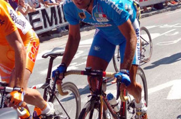 Bettini climbs. Photo copyright Fotoreporter Sirotti. Bettini climbs. Photo copyright Fotoreporter Sirotti.