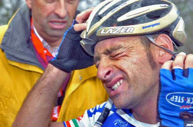 Bettini (Quick Step) suffers. Photo copyright Fotoreporter Sirotti. Bettini (Quick Step) suffers. Photo copyright Fotoreporter Sirotti.