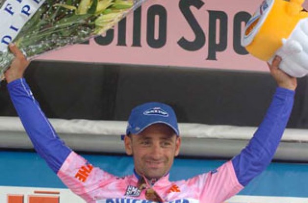 Bettini wearing the Maglia Rosa. Photo copyright Fotoreporter Sirotti. Bettini wearing the Maglia Rosa. Photo copyright Fotoreporter Sirotti.