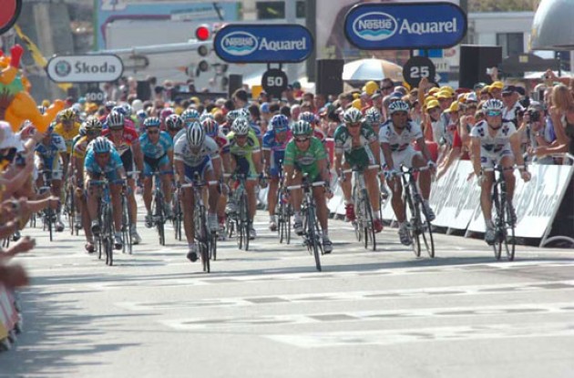 Bunch sprint. Photo copyright Fotoreporter Sirotti. Bunch sprint. Photo copyright Fotoreporter Sirotti.