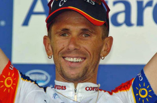 Stage winner Jimmy Casper on the podium. Photo copyright Fotoreporter Sirotti. Stage winner Jimmy Casper on the podium. Photo copyright Fotoreporter Sirotti.