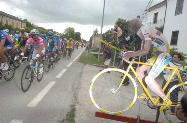 Ciao Di Luca. Ciao Pantani. Photo copyright Fotoreporter Sirotti. Ciao Di Luca. Ciao Pantani. Photo copyright Fotoreporter Sirotti.