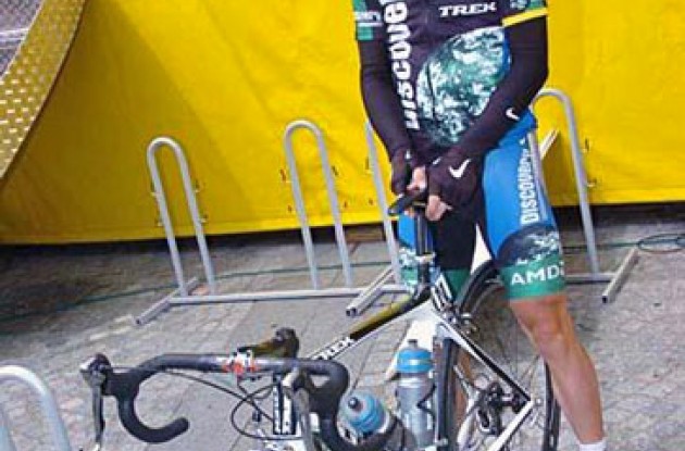 Levi Leipheimer (Team Discovery Channel) checks his bike before the start.