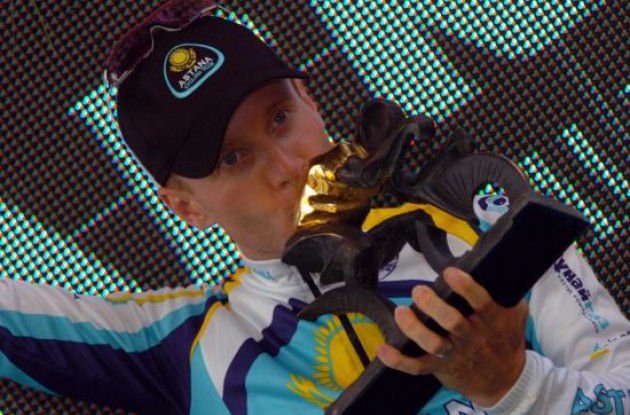 Levi Leipheimer (Team Astana) kisses his new trophy.