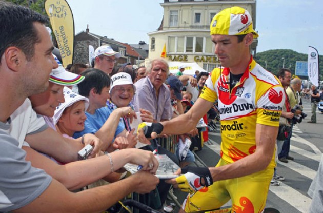 David Millar signs. Photo copyright Roadcycling.com. David Millar signs. Photo copyright Roadcycling.com.