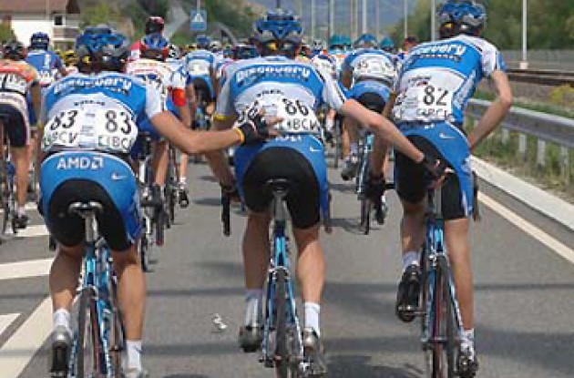 Beltran takes a leak - supported by Beppu and McCarty. Photo copyright Roadcycling.com.