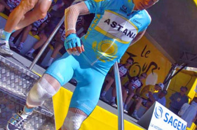 An injured Vinokourov signs in for one more day at the office.