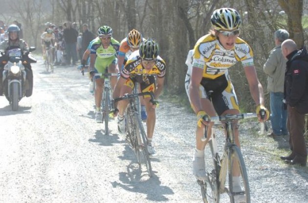 Thomas Lövkvist and Daniele Bennati working hard on the gravel roads. Thomas Lövkvist and Daniele Bennati working hard on the gravel roads.