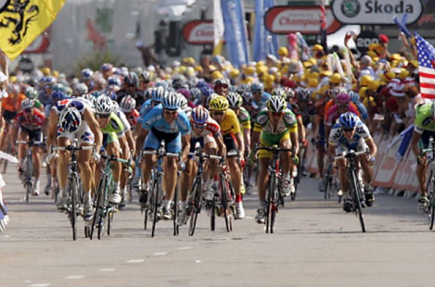 Peloton sprints for green jersey points. Photo copyright Ben Ross/Roadcycling.com/<A HREF="http://www.benrossphotography.com" TARGET=_BLANK>www.benrossphotography.com</A>. Peloton sprints for green jersey points. Photo copyright Ben Ross/Roadcycling.com/<A HREF="http://www.benrossphotography.com" TARGET=_BLANK>www.benrossphotography.com</A>.