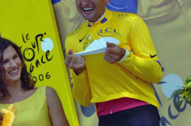Serguei Gonchar (T-Mobile) looking not pretty in pink but happy in yellow. Photo copyright Fotoreporter Sirotti.