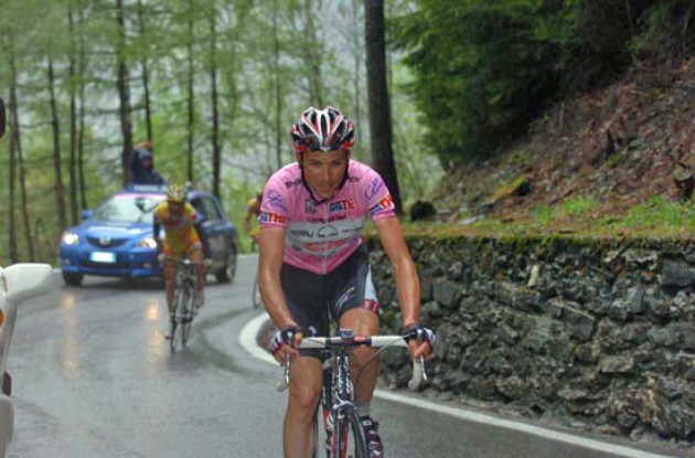 Ivan Basso working hard in the rain. Photo copyright Fotoreporter Sirotti.