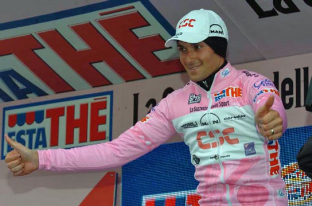 Thumbs up for pink and for Italy! Photo copyright Fotoreporter Sirotti.