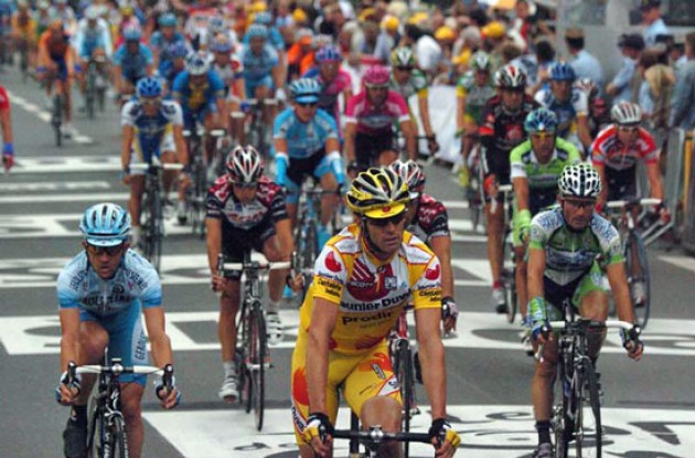 Riders cross the finish line. Photo copyright Fotoreporter Sirotti.