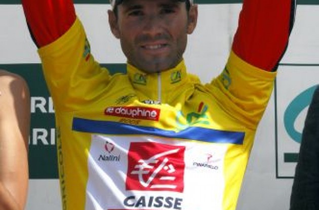 Alejandro Valverde (Caisse d'Epargne) in the yellow jersey.