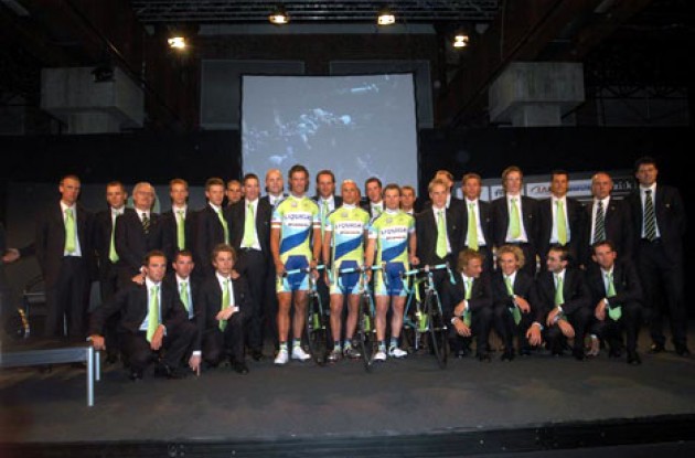 The full team in their stylish Italian outfits. Photo copyright Fotoreporter Sirotti.