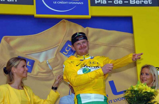 Floyd Landis (Phonak Hearing Systems - iShares) is the new man in yellow. Photo copyright Fotoreporter Sirotti.