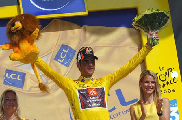 Oscar Pereiro is still in yellow before tomorrow's decisive time trial. Photo copyright Ben Ross/Roadcycling.com/<A HREF="http://www.benrossphotography.com" TARGET=_BLANK>www.benrossphotography.com</A>. Oscar Pereiro is still in yellow before tomorrow's decisive time trial. Photo copyright Ben Ross/Roadcycling.com/<A HREF="http://www.benrossphotography.com" TARGET=_BLANK>www.benrossphotography.com</A>.