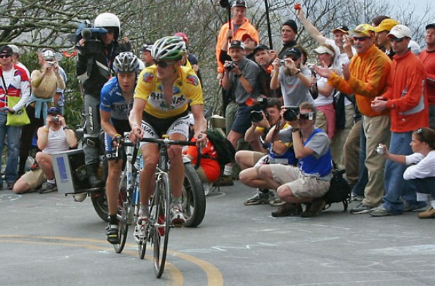 Landis monitors Danielson. Photo copyright Ben Ross/Roadcycling.com/<A HREF="http://www.benrossphotography.com" TARGET=_BLANK>www.benrossphotography.com</A>.