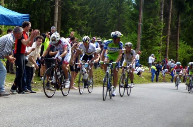 The Basso and Evans group starting to feel their way up the early part of the Zoncolan. The Basso and Evans group starting to feel their way up the early part of the Zoncolan.