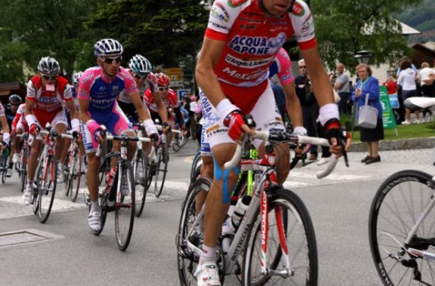 Evans safely tucked in the 2nd group and conserving his energy for what would be a final tremendous effort to try and take the pink jersey Evans safely tucked in the 2nd group and conserving his energy for what would be a final tremendous effort to try and take the pink jersey