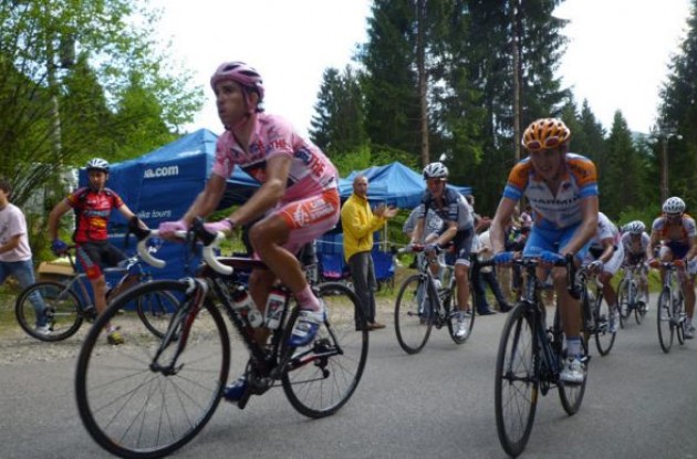 Arroyo the holder of the pink jersey âit was to be the day that Basso pulled back some serious time and suddenly saw himself in contention to take the pink jersey any day soon.  Basso was masterful against Evans and started to dominate the race from this point on. Arroyo the holder of the pink jersey âit was to be the day that Basso pulled back some serious time and suddenly saw himself in contention to take the pink jersey any day soon.  Basso was masterful against Evans and started to dominate the race from this point on.