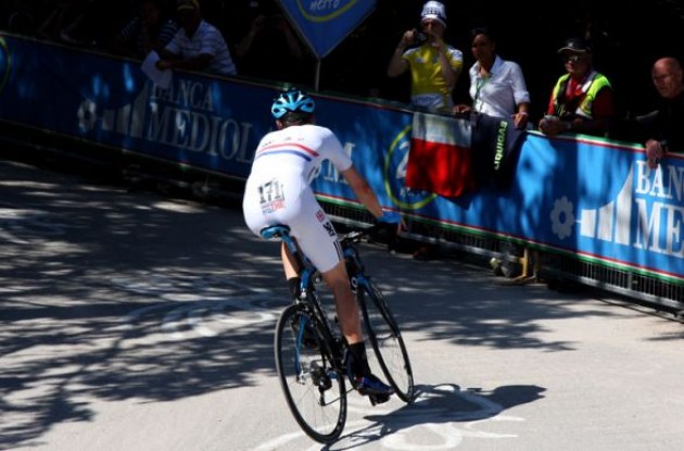 Bradley Wiggins: Animating the crowd on the start of the gravel section.