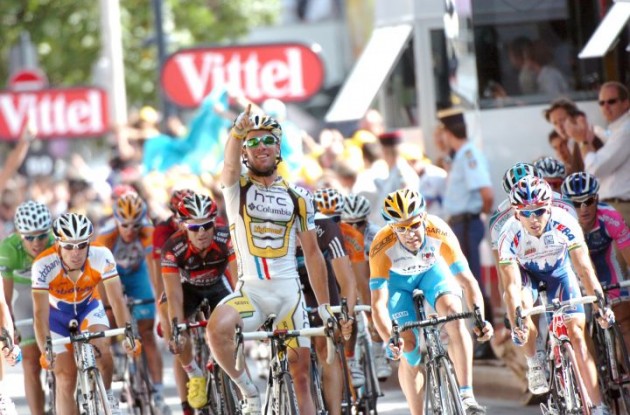 Mark Cavendish wins! Photo copyright Fotoreporter Sirotti. Mark Cavendish wins! Photo copyright Fotoreporter Sirotti.