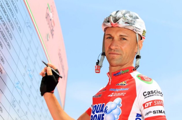 Stefano Garzelli at the start of today's stage.  Stefano Garzelli at the start of today's stage.